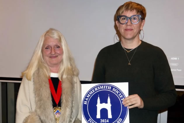 Faye Davies (right) accepts the award for the Tea House from H&F Deputy Mayor, Cllr Daryl Brown