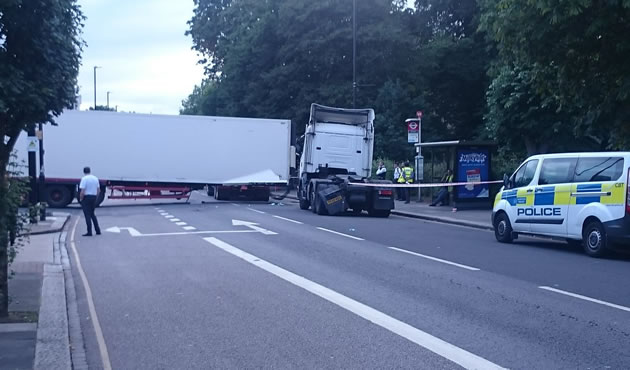 Lorry blocks the Vale in Acton