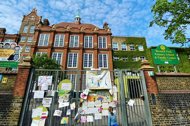 Messages of support for staff on the school gate. Picture: Wendell Park Primary